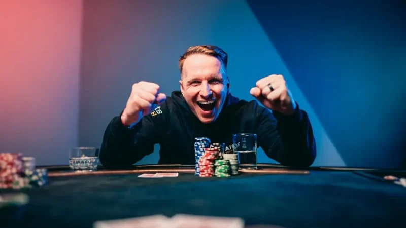 WSOP线上主赛事冠军再夺百万富翁制造者金手链